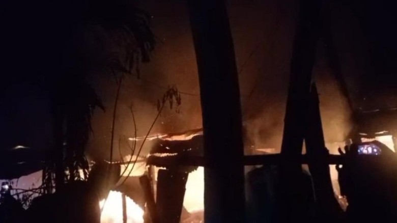 দিনাজপুর আগুনে পুড়লো ১১ বাড়ি, একজনের মৃত্যু