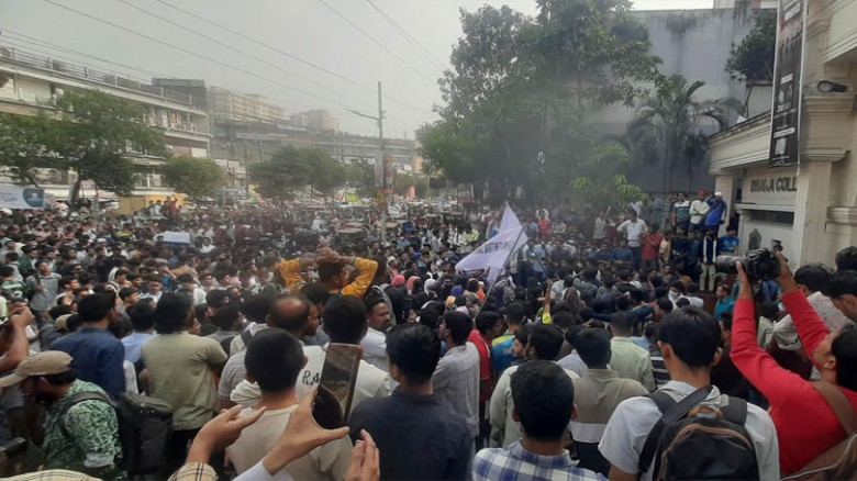 সাত কলেজ শিক্ষার্থীদের আল্টিমেটাম, অধ্যাদেশ না হলে রোববার থেকে টানা অবস্থান কর্মসূচির ঘোষণা...