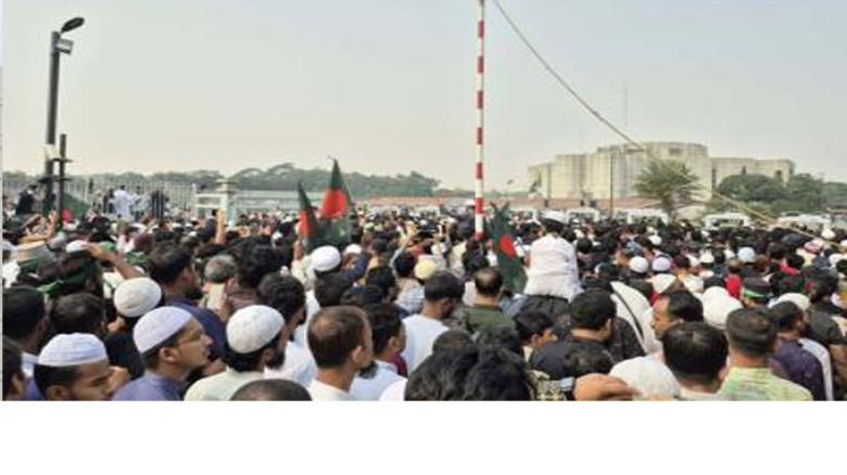 শহীদ হাদির জানাজায় মানিক মিয়ায় লাখো মানুষ অংশগ্রহণ