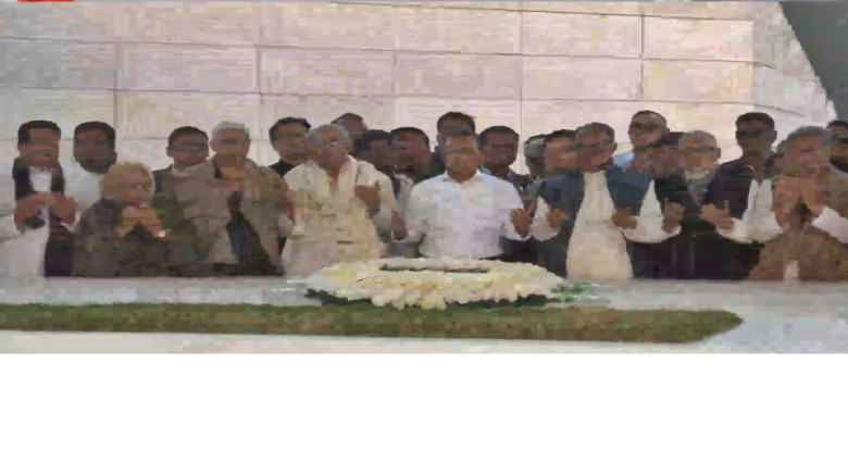 বাবার কবরে শ্রদ্ধা জানালেন বিএনপির ভারপ্রাপ্ত চেয়ারম্যান