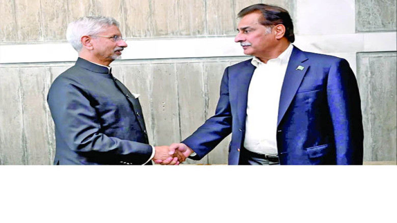 বাংলাদেশ সংসদ ভবনের দক্ষিণ প্লাজায় ঐতিহাসিক সাক্ষাৎ, হাত মেল