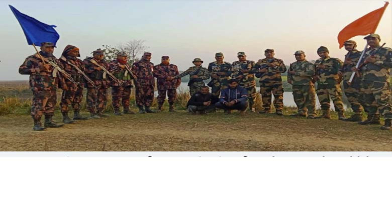 চাঁপাইনবাবগঞ্জ সীমান্তে আটক দুই ভারতীয় বিএসএফের কাছে হস্তান্