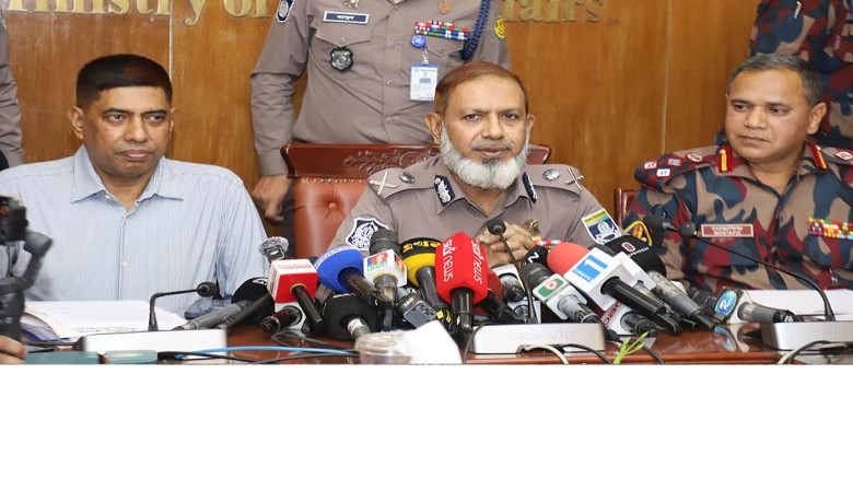 আইনশৃঙ্খলার অবনতি: অপরাধীরা কেন ক্রমেই বেপরোয়া হয়ে উঠছে