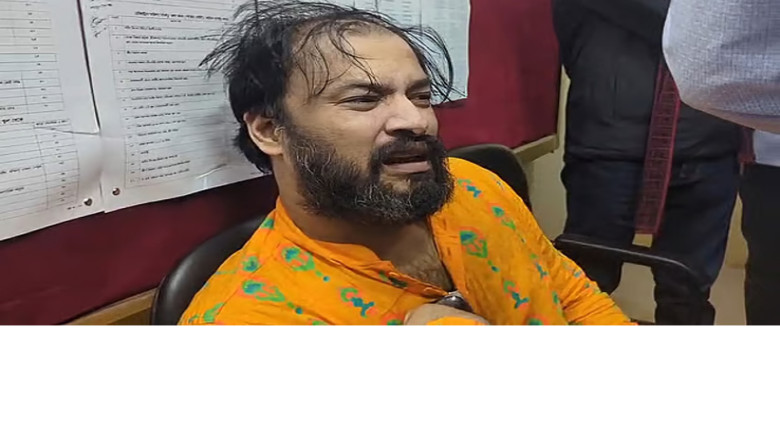 ভর্তি পরীক্ষার দায়িত্ব পালনকালে শিক্ষককে তল্লাশি ও অবরুদ্ধ