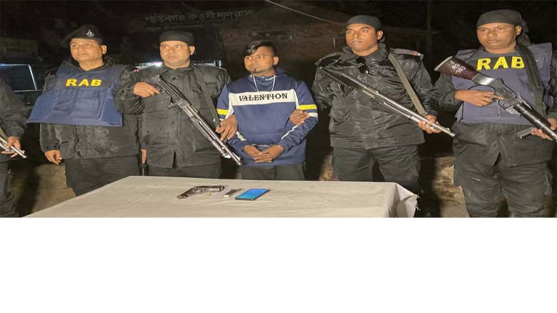 ভাঙারি ব্যবসার আড়ালে অস্ত্র কারবার: বিদেশি পিস্তলসহ গ্রেপ্তা