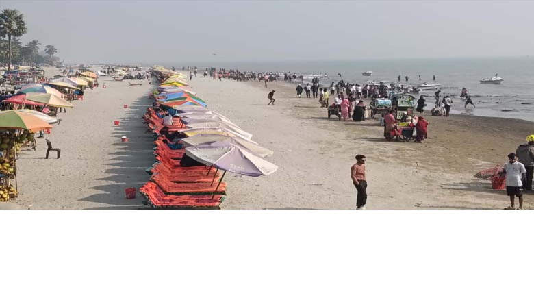 সাপ্তাহিক ছুটিতে কুয়াকাটা সৈকতে পর্যটকের উপচে পড়া ভিড়