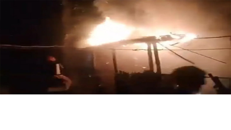 সিরাজগঞ্জের বেলকুচিতে আওয়ামী লীগ নেতার বাড়িতে আগুন