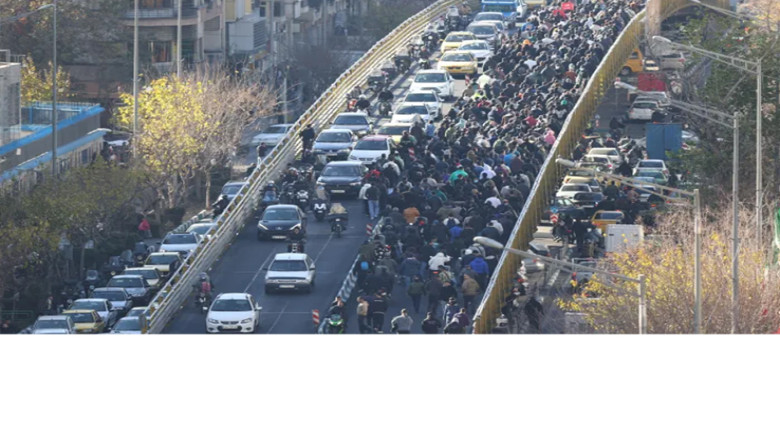 অর্থনৈতিক সংকটের মধ্যে ইরানে পাল্টা বিক্ষোভের ডাক