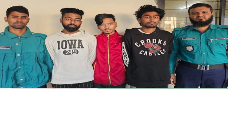 পুলিশ সদস্যকে ছুরি দেখিয়ে ২ লাখ টাকা ছিনতাই, গ্রেপ্তার ৪