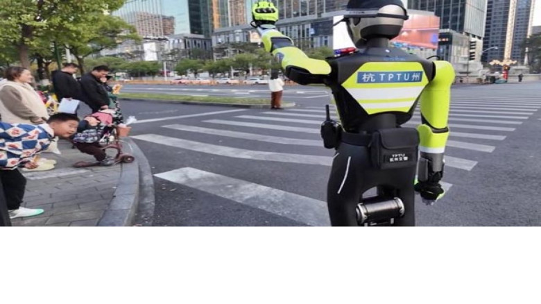 চীনের সড়কে নামল রোবট ট্রাফিক পুলিশ, শুরু হলো স্মার্ট ট্রাফিক