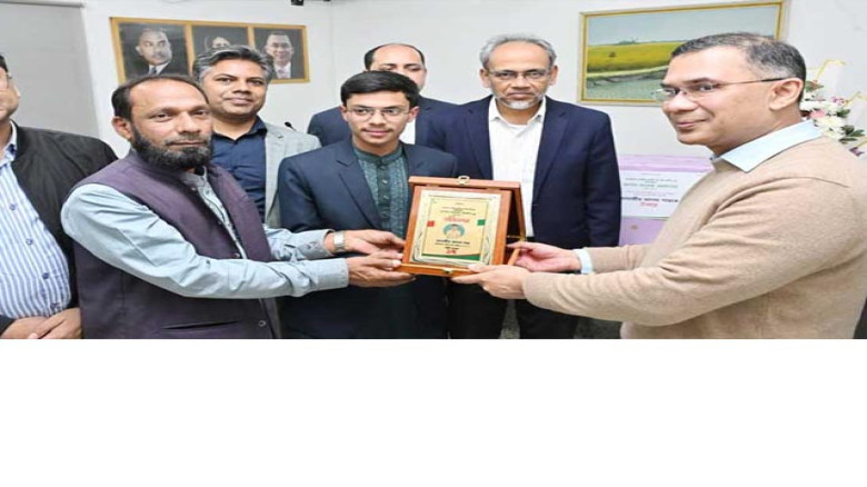জাতীয় মেধায় প্রথম হওয়ায় শান্তকে ক্রেস্ট দিলেন তারেক রহমান