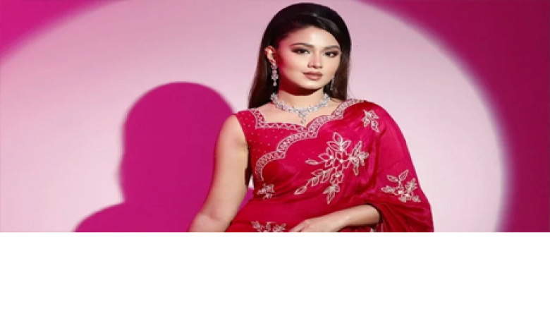 শাড়ি নিয়ে আবেগী ফারিণ.....