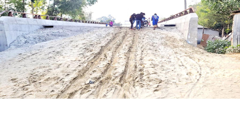 সংযোগ সড়ক না থাকায় অচল ১৭ কোটি টাকার  সেতু