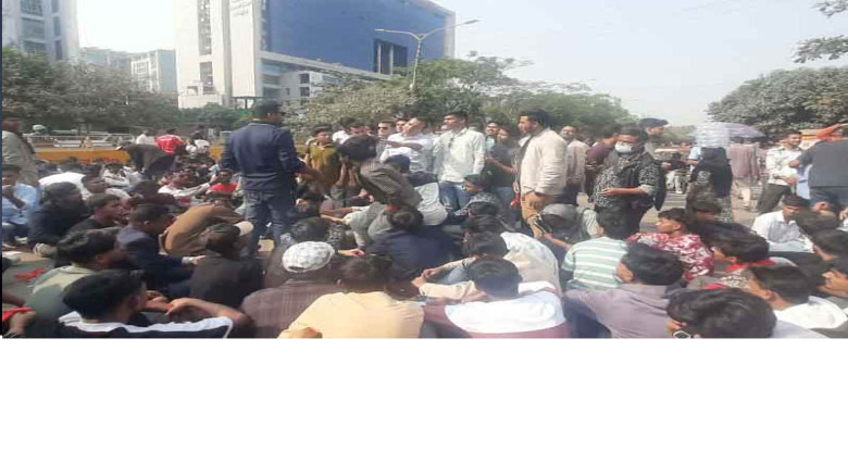 ব্যালট অনিয়মের অভিযোগে নির্বাচন কমিশনের সামনে ছাত্রদলের বিক্