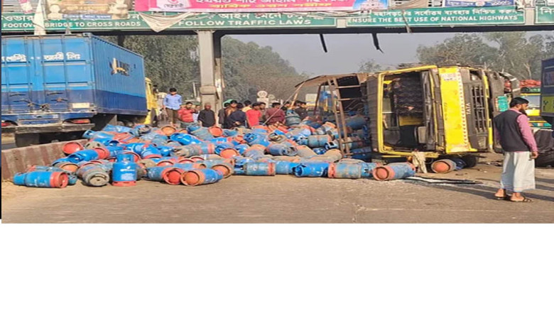 ট্রাক উল্টে মহাসড়কে সিলিন্ডার ছড়িয়ে পড়ল, নিহত এক পথচারী...