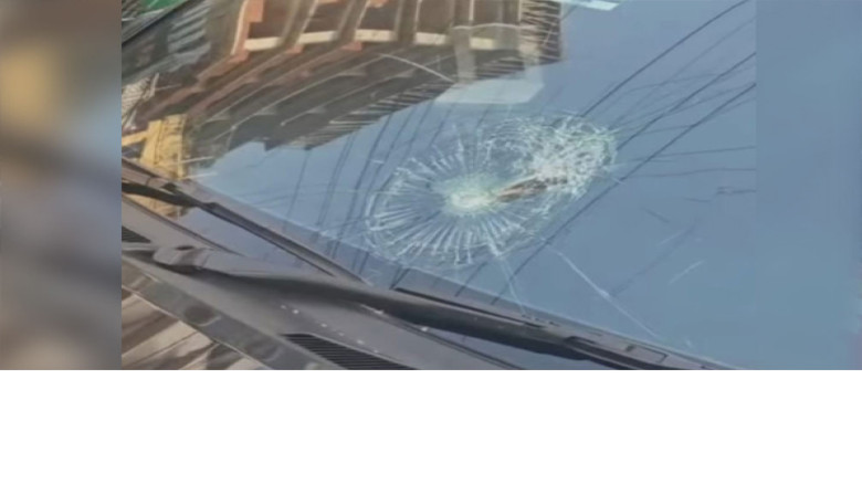 প্রচারণার প্রথম দিনে প্রার্থীর গাড়িতে ইট নিক্ষেপ...