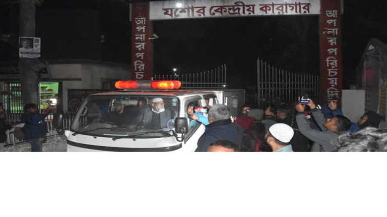 প্যারোলে মুক্তি না পেয়ে কারাফটকেই স্ত্রী-সন্তানের লাশ দেখলেন