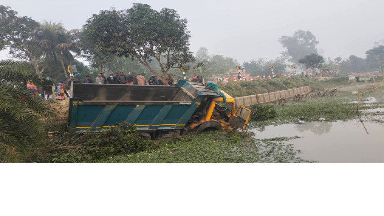 নওগাঁয় ট্রাক-অটোভ্যান সংঘর্ষে ৫ জন নিহত