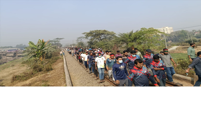 গাজীপুরে ডিপ্লোমা প্রকৌশলীদের সড়ক ও রেলপথ অবরোধ, দুর্ভোগে যা