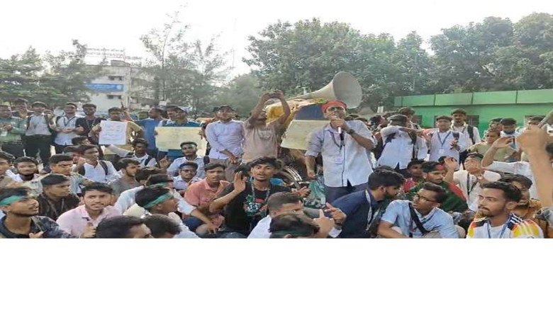 কারিগরি শিক্ষার্থীদের অবরোধে অচল তেজগাঁও সাতরাস্তা