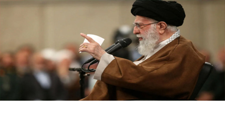 ট্রাম্পের হামলা হুমকির প্রেক্ষাপটে ৩৭ বছরের রীতি ভাঙলেন খামে