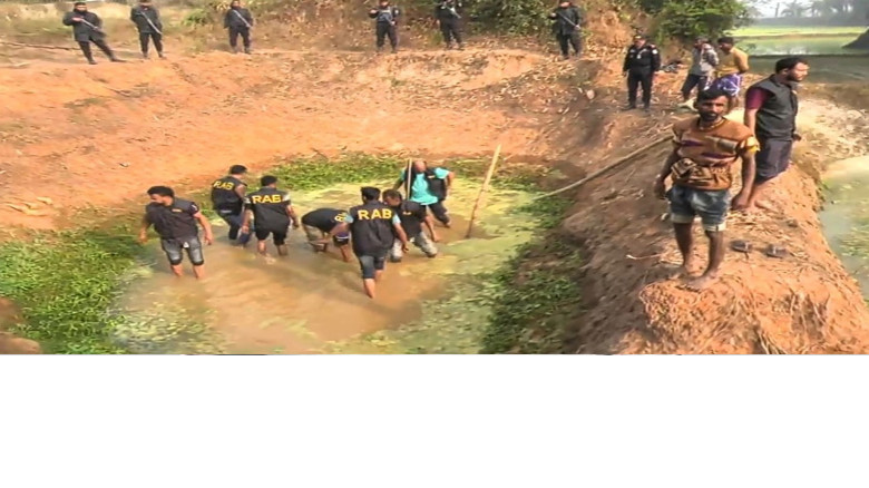 কুমিল্লার কটকবাজারে পুকুরে অভিযান, উদ্ধার বহু আগ্নেয়াস্ত্র