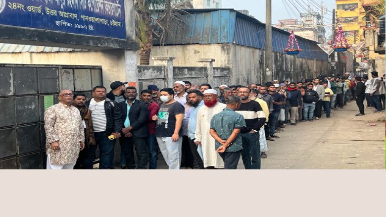 ভোর থেকেই চট্টগ্রামে ভোটকেন্দ্রে ভোটারদের দীর্ঘ লাইন