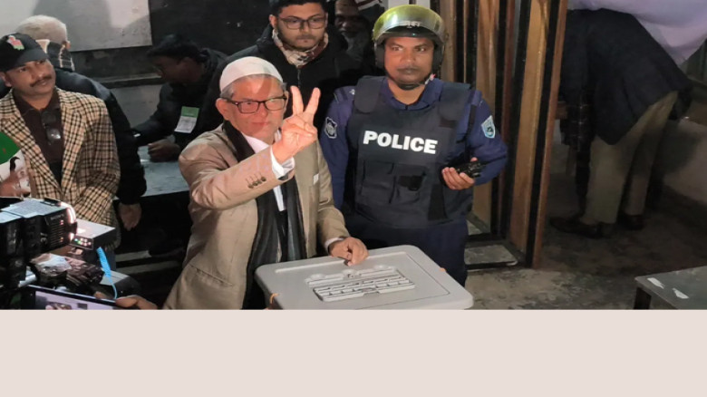 ঠাকুরগাঁওয়ে নিজ কেন্দ্রে ভোট দিলেন মির্জা ফখরুল