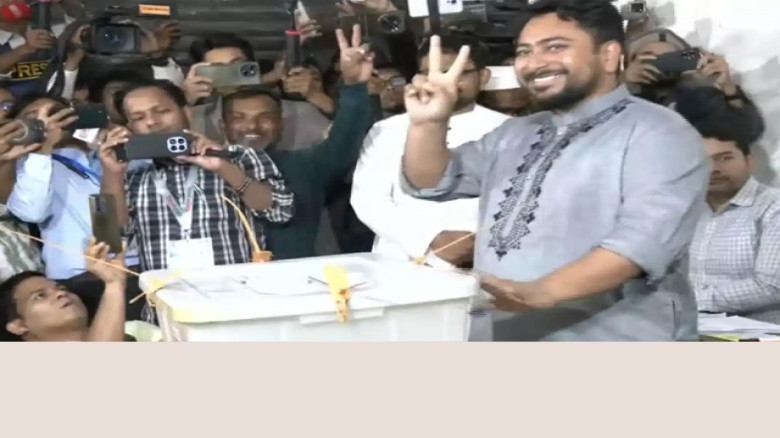 ঢাকা-১১ আসনে ভোট দিলেন নাহিদ ইসলাম