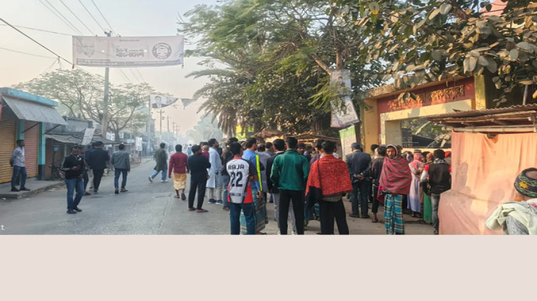 সকাল থেকেই খুলনার কেন্দ্রে ভোটারদের উপস্থিতি লক্ষ্যণীয়