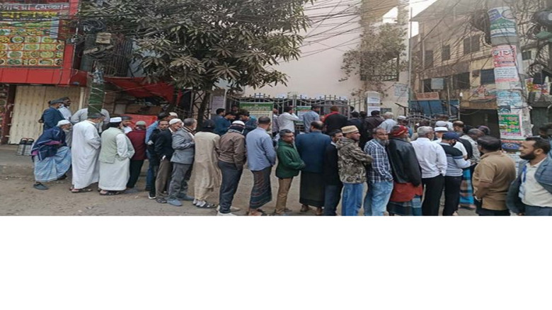 চট্টগ্রামে সকাল থেকেই ভোটারদের দীর্ঘ লাইন