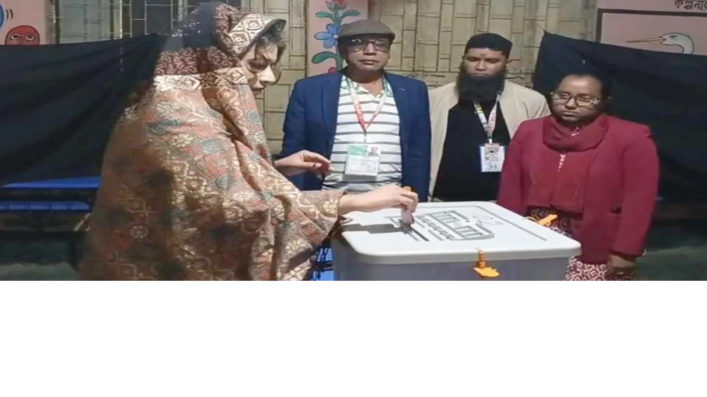 ফরিদপুর-২: ভোট দিতে কেন্দ্রে উপস্থিত শামা ওবায়েদ