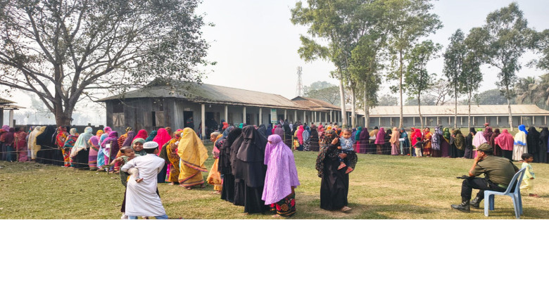 কুড়িগ্রামে ভোটকেন্দ্রে নারী ভোটারদের উচ্ছ্বাসপূর্ণ উপস্থিতি