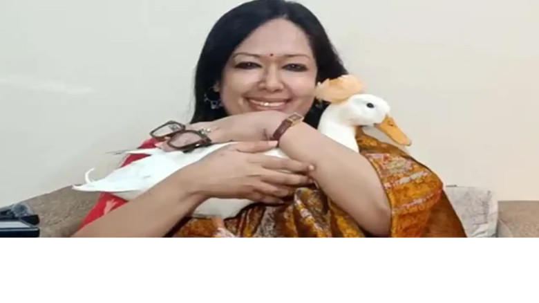 হাঁস কোলে নিয়ে হাঁস প্রতীক বেছে নেওয়ার কারণ জানালেন রুমিন ফা