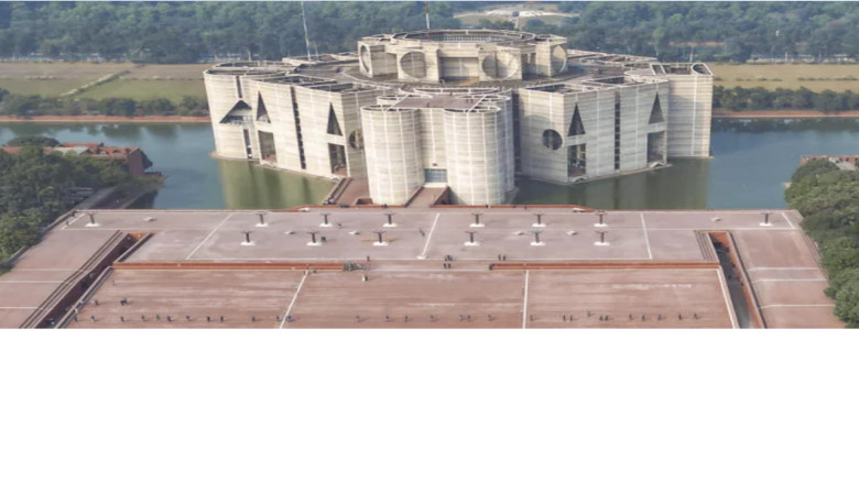 প্রথা ভেঙে খোলা প্রাঙ্গণে নতুন সরকারের শপথ