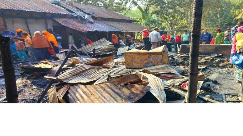 নওগাঁ মান্দায় অগ্নিকাণ্ডে পাঁচটি বাড়ি পুড়ে গেছে