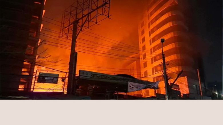 কারওয়ান বাজারে আগুন নিয়ন্ত্রণে কাজ করছে ফায়ার সার্ভিসের চার 