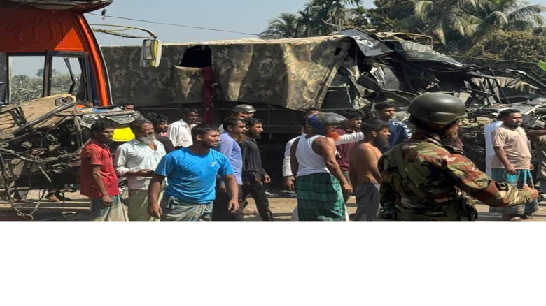 ফুলপুরে বাস ও সেনাবাহিনী গাড়ির সংঘর্ষ