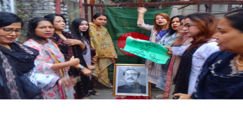 বঙ্গবন্ধুর ছবি ও জাতীয় পতাকা হাতে ধানমণ্ডিতে স্লোগান