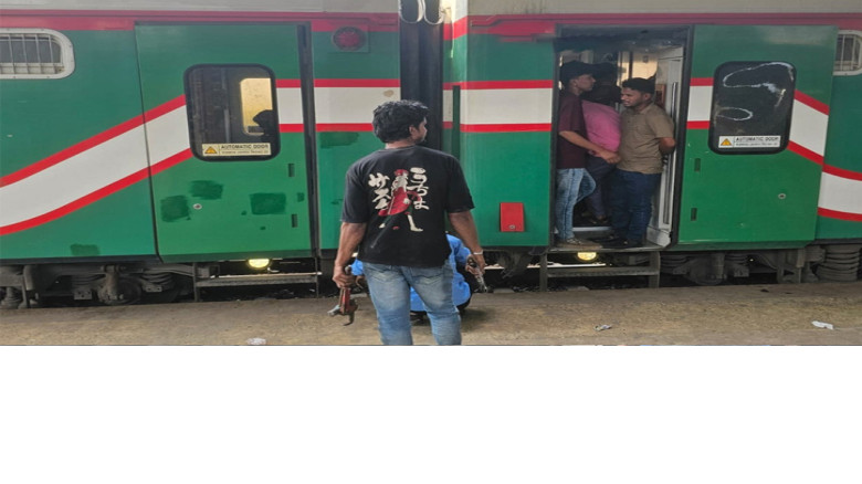 চলন্ত ট্রেনেই চুরি কনডেন্সার কয়েল, এসি ছাড়া চলল প্রভাতী