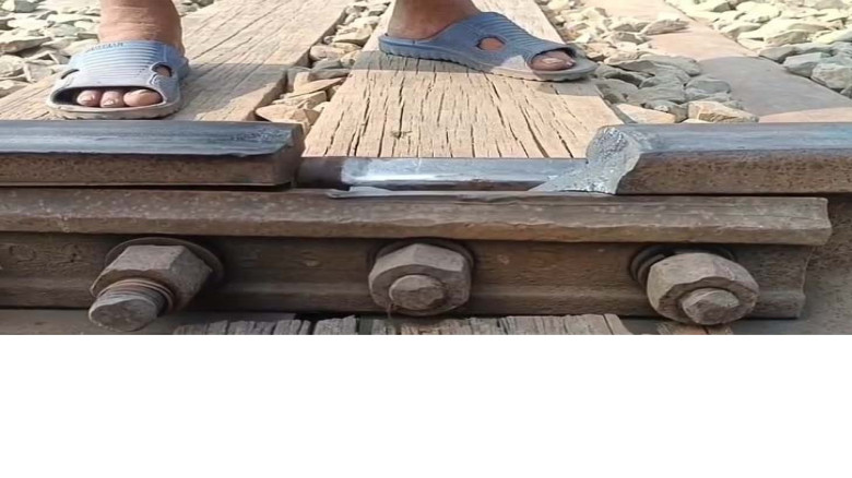 জীবননগরে ট্রেন চলার সময় রেললাইনের অংশ ভাঙন