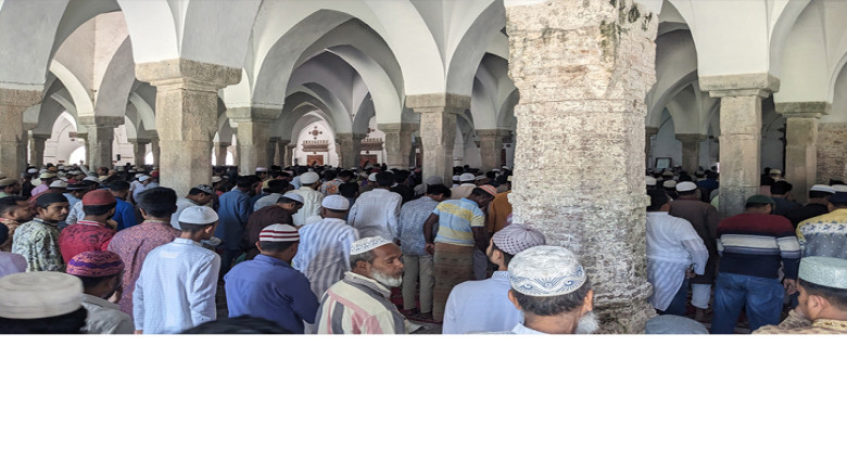 রমজানের প্রথম জুমায় ষাটগম্বুজে ইবাদতে মুখর পরিবেশ