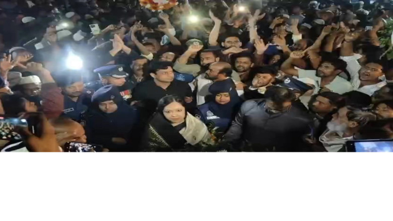 শহীদ মিনারে রুমিন ফারহানাকে বাধা, প্রতিবাদে মহাসড়ক অবরোধ