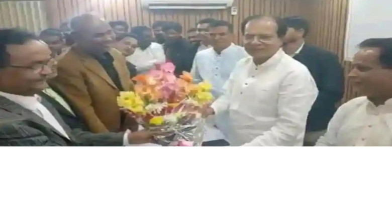 গভীর রাতে সার্কিট হাউসে মন্ত্রীকে শুভেচ্ছা জানালেন আ.লীগের ২