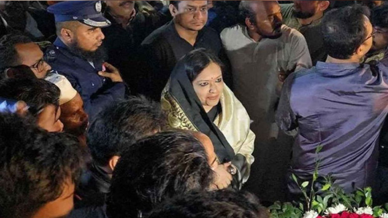 রুমিন ফারহানাকে শহীদ মিনারে ফুল দিতে বাধা, ১৫০ জনের বিরুদ্ধে