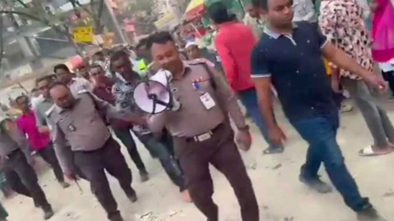 চাঁদাবাজকে ধরার পর ওসির মাইকিং: ‘কাউকে চাঁদা দেবেন না’