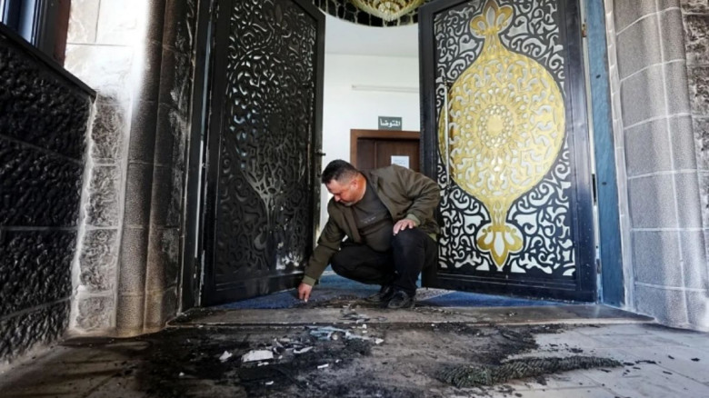 ফিলিস্তিনে মসজিদে অগ্নিসংযোগ ও ভাঙচুর, আতঙ্কে মুসল্লিরা