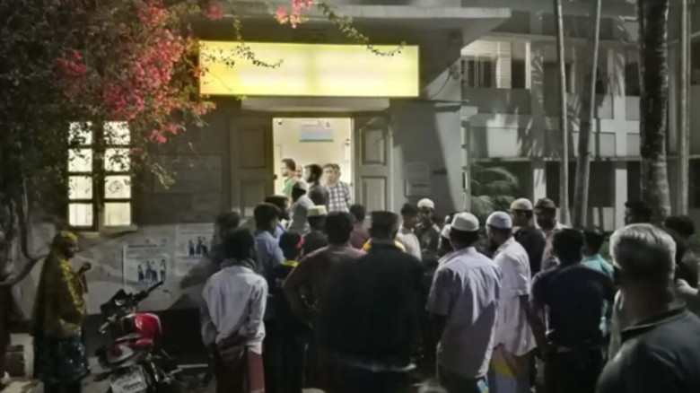 মতলবে বালুবাহী ট্রলারের ধাক্কায় নৌকাডুবি