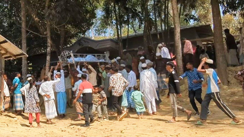 হাতকড়া পরেই মা-বাবার জানাজায় দুই ভাই, পুলিশ ও সাংবাদিকদের উভ