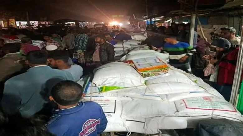 দিনাজপুরে ৮৩ বস্তা সার জব্দ, দুই অবৈধ ব্যবসায়ীকে জরিমানা